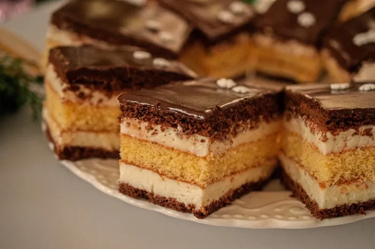 Prajitura Televizor: Un Deliciu Estetic si Gustativ