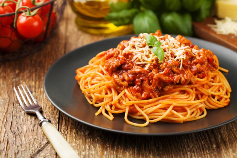 Spaghete Bolognese – Eleganta Aromei Italiene intr-un Fel de Mancare Clasic
